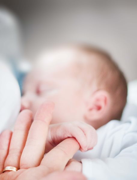 新生儿可以竖着抱吗，会伤害宝宝脊椎吗？