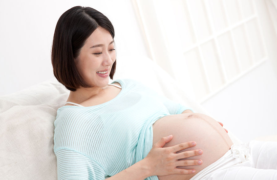 孕晚期孕妈发生水肿，要限制喝水吗？