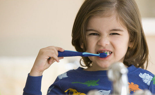 害怕孩子长双排牙?这件事从添加辅食起就该做